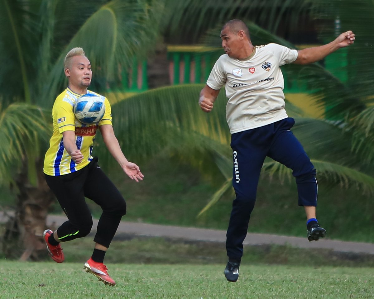 OfficialPahang's tweet photo. Program Lagend Pahang Gegar FELDA semalam dimeriahkan dengan perlawanan persahabatan antara Ex Pilihan Pahang dan Veteren Pilihan Chini.

Perlawanan penuh semangat kesukanan dan silaturrahim yang mengimbau kenangan zaman kegemilangan bola sepak negeri! ⚽🏆 https://t.co/XcqPQI0PGU