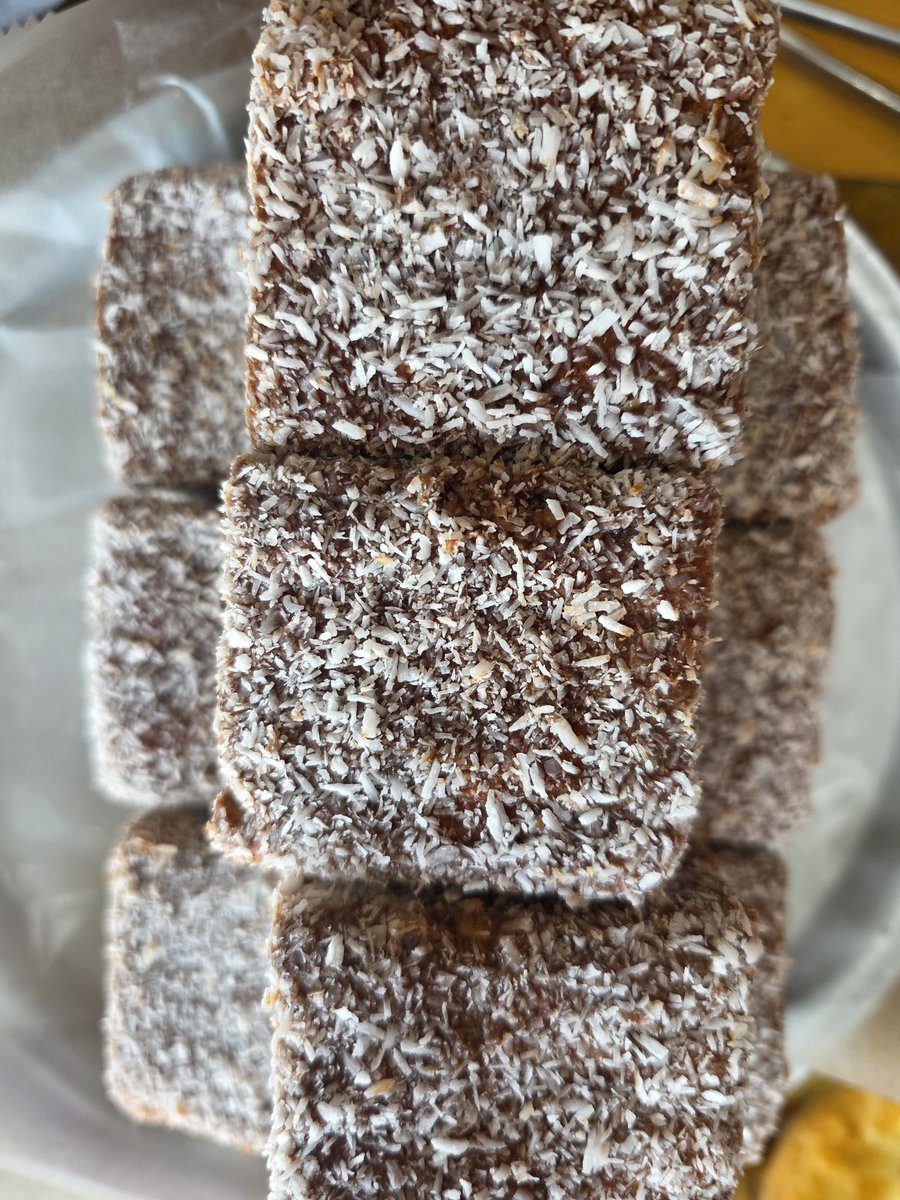 今日のメニュー

ラミントン
ジャミーアップルパイ
チョコレートチャンククッキー
クリーム入りのチェリーターンオーバー

ソーセージロール
ミートパイ
クリーミーチキン
ステーキハラペーニョベーコンジャム&amp;チーズ
クリーミーなペッパー・ブリスケット
ブリスケット

ビーガン　ソーセージロール