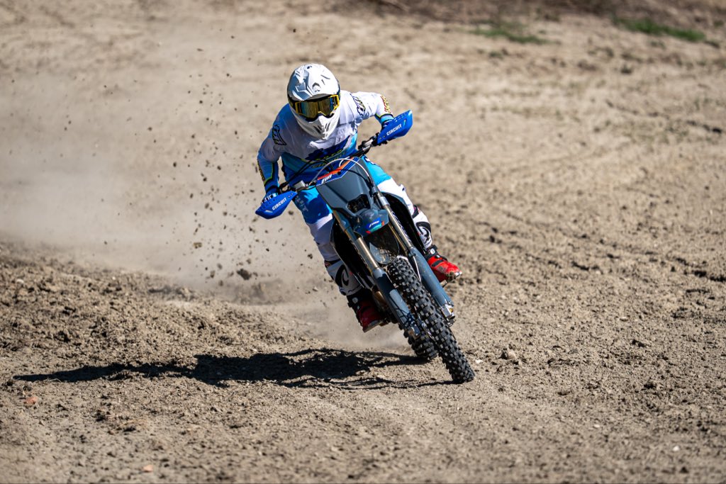 一つのボルト、一枚のアルミ。
そのすべてに、走りへの信念を込めて。

#TMMoto #Motocross #MY26
#MX250ESFi4T #モトクロス
#CraftedToRide