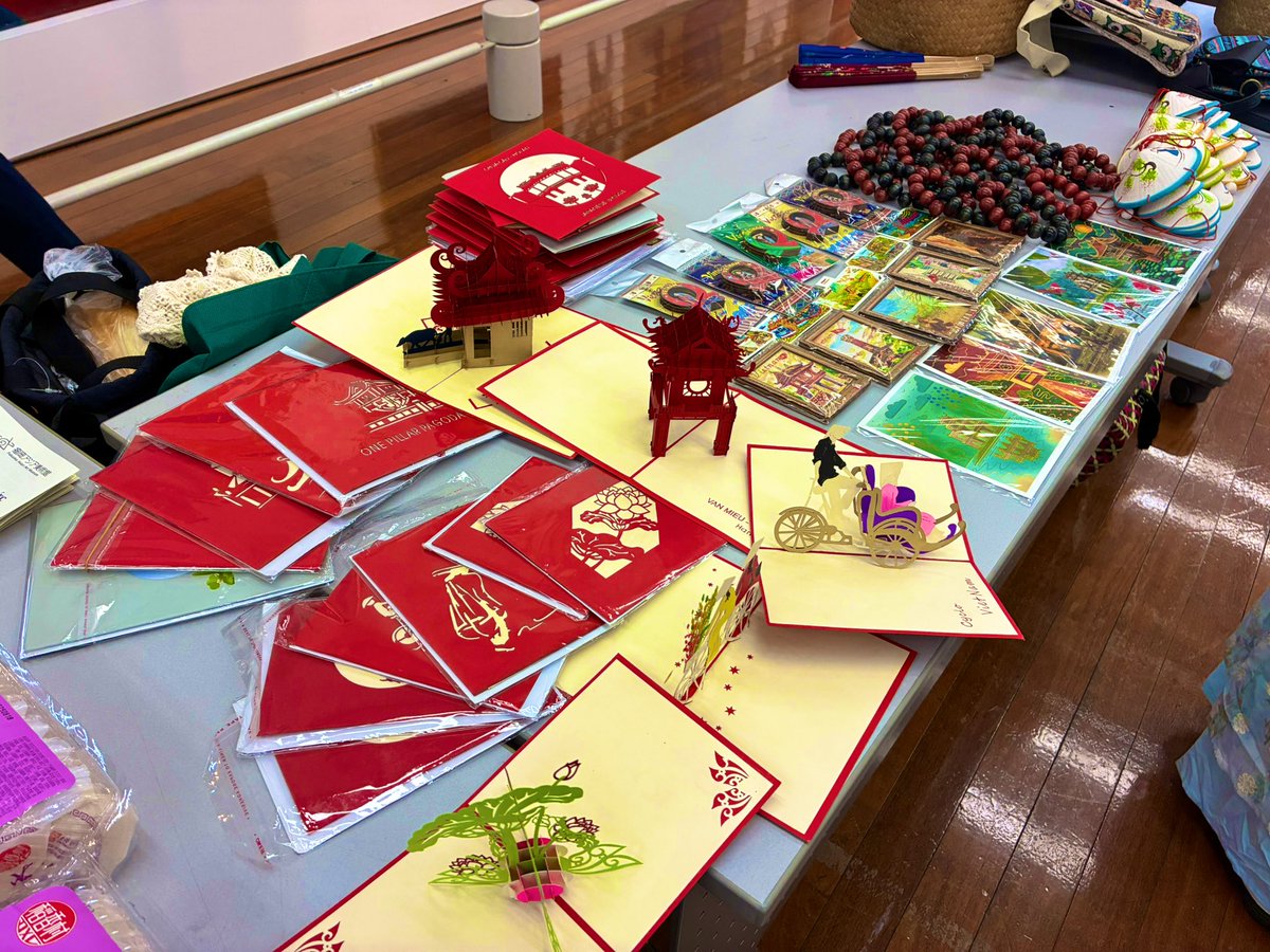 【国際中秋節INあじび2日目開催中🌝】
ベトナム、記憶の風景展関連イベント「国際中秋節INあじび」ラスト2日目を本日18時まで開催中🙌提灯やお面をつくれるWSやベトナム、ネパールのグルメ、かわいい雑貨や楽しいステージの盛り沢山で当館7階アートカフェでお待ちしております☺️