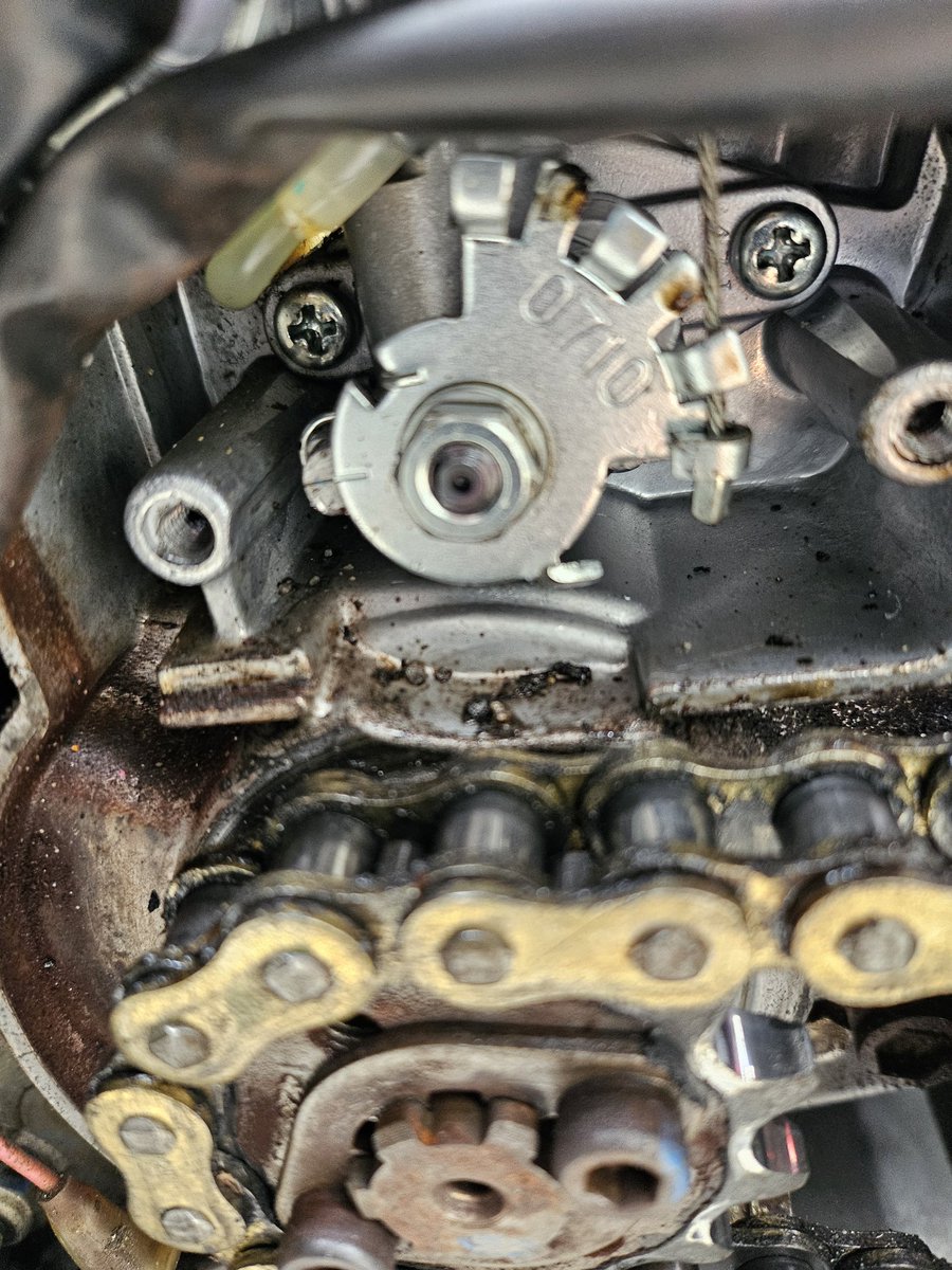 Ninja150RR_'s tweet photo. 久しぶりにオイルポンプみたらむちゃくちゃズレてたー
ちょくちょく見ないとなー
よく焼きつかなかったよぉ https://t.co/nIqQg0RWCC