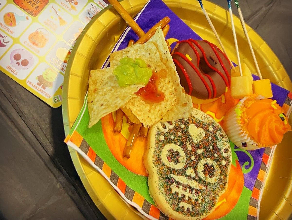 人生初のジャックオーランタン作った🎃
帰宅してすぐ、カビキラーを薄めて抗菌加工もした😌
しっかり抗菌・乾燥できれば、数年飾れるらしい。

果たして、どれくらい持つのだろうか😜笑