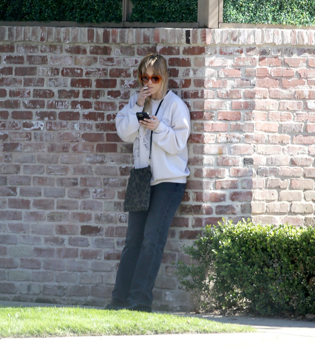 HotChicksSmoke's tweet image. More IRL proof of Kaley Cuoco's sexy smoking habit #smokingfetish