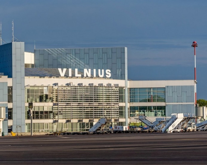 DDNewsGujarati's tweet image. 🌐#Lithuania : #Vilnius એરપોર્ટ પર હવામાં ટ્રાફિક અટકાયું

➡️ગઈકાલે રાત્રે હવામાં ગરમ હવાના બલૂન ઉડતા ફ્લાઇટ્સને રદ અથવા પડોશી દેશ #Latvia અને #Poland તરફ રી-ડાયરેક્ટ કરવામાં આવી.

#Lithuania #VilniusAirport #AviationNews #TravelUpdate