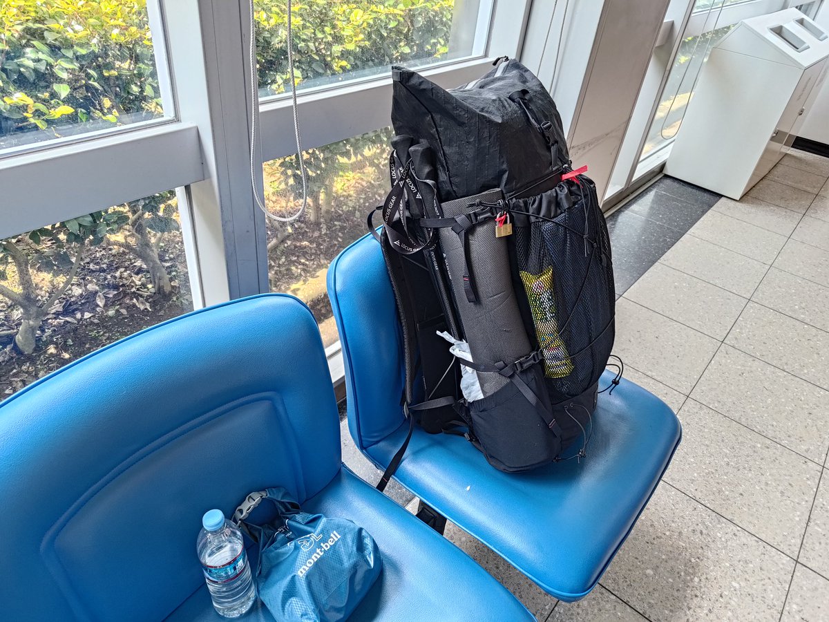 XMFreak's tweet photo. 屋久島から鹿児島へ渡る。
今回の宮之浦岳縦走旅は3泊4日でベースウェイトは6kg弱。残った食料とお土産詰め込んで9kg台でザックはパンパン。次回はもう少しコンパクトにしたい。 https://t.co/3OQE22k2qZ