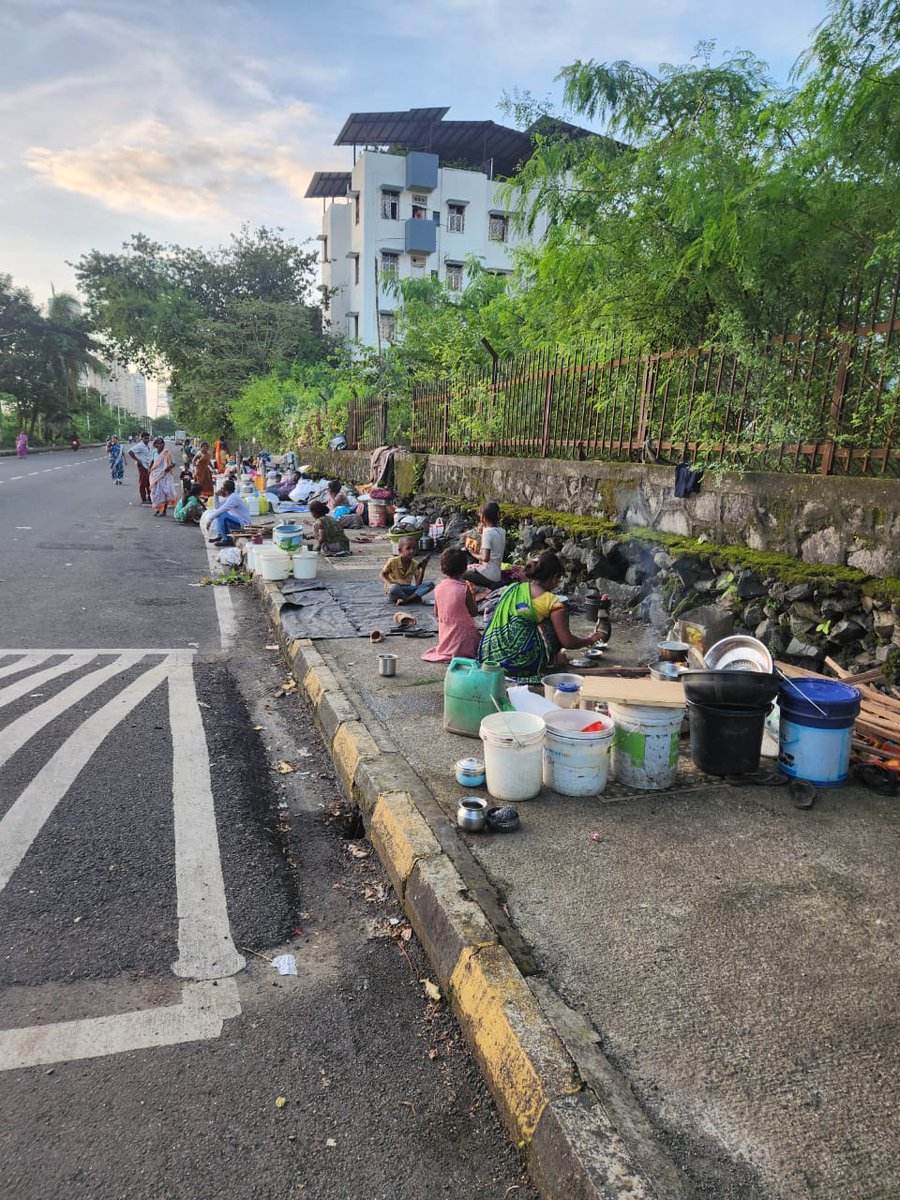 devansh_pa10475's tweet photo. @Navimumpolice @NMMConline @NMMCCommr 
A huge crowd has been seen settled on footpaths of Juinagar, sector 25 near railway colony/ Bharat society.
These people are urinating, littering and pooping on the footpath. This is raising a security and health concern for the locals. https://t.co/zYYDOW93c9