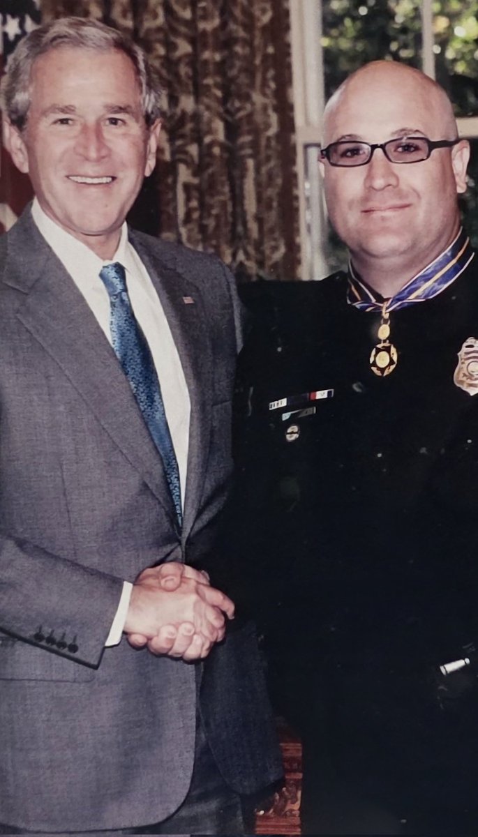 GlendaleFOP12's tweet photo. To federal law enforcement:

I pledge to back you up if you are ever in distress or in need of help in my city.

The medals mean nothing if I can't uphold my oath to serve and protect...and that applies to my federal brothers and sisters.

Love and respect 
Dave Goitia https://t.co/2re1RgE1po