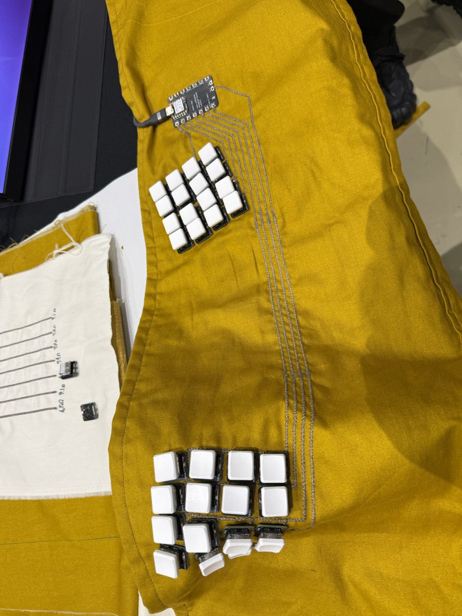 FoopingTech's tweet image. 導電糸で布に縫い付けたキーボード。Amazonとかで導電糸買えるんだとか #MFTokyo2025