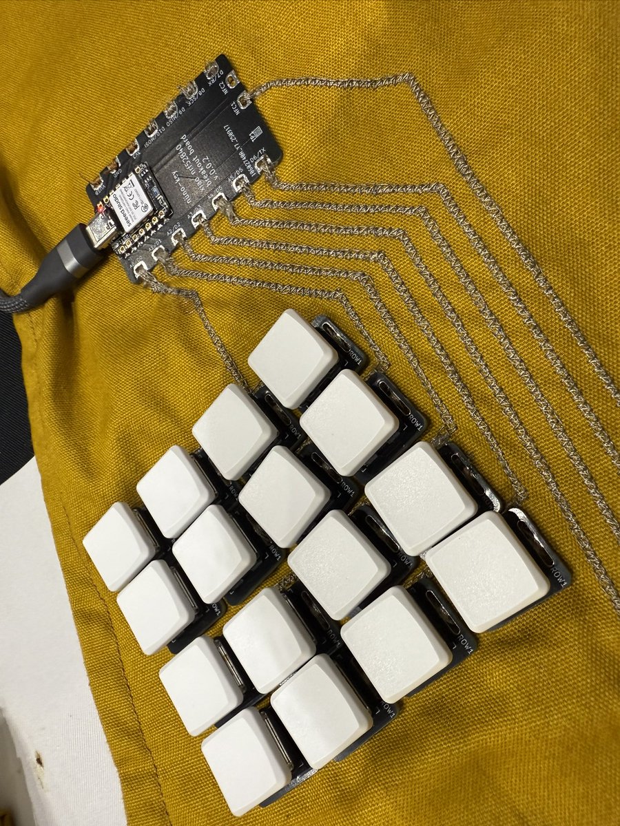 FoopingTech's tweet image. 導電糸で布に縫い付けたキーボード。Amazonとかで導電糸買えるんだとか #MFTokyo2025