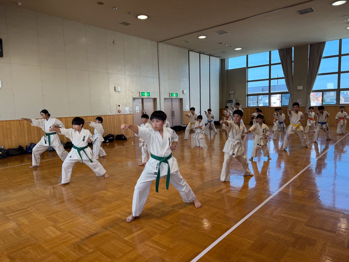 kazharakarate's tweet image. 稽古に取り組む姿勢が見える写真だなぁとしばし眺めてた
上の帯は、立ち方に出て来るのは当たり前と言えば、当たり前。
白帯でもぎこちない立ち方でも一生懸命やっていたら、ほと走る情熱が伝わるものです。
#空手キッズ #空手女子 #極真空手 #極真空手女子 #極真空手キッズ #旭川 #北海道 #錬心道場