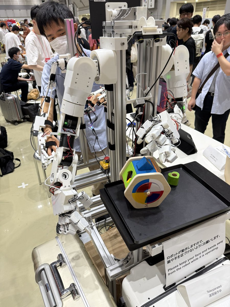 FoopingTech's tweet image. 両腕ロボ。π0で動かそうとしてるそう #MFTokyo2025