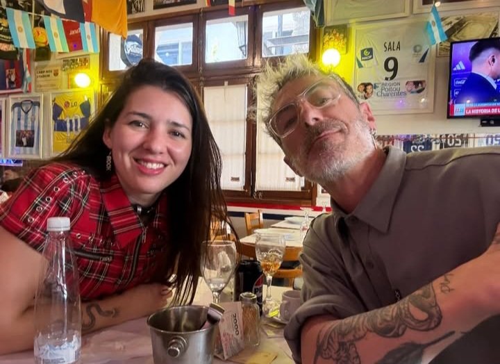 Una gran bajista junto a un gran batero.
Mucho rock en una foto🤘🏼🖤