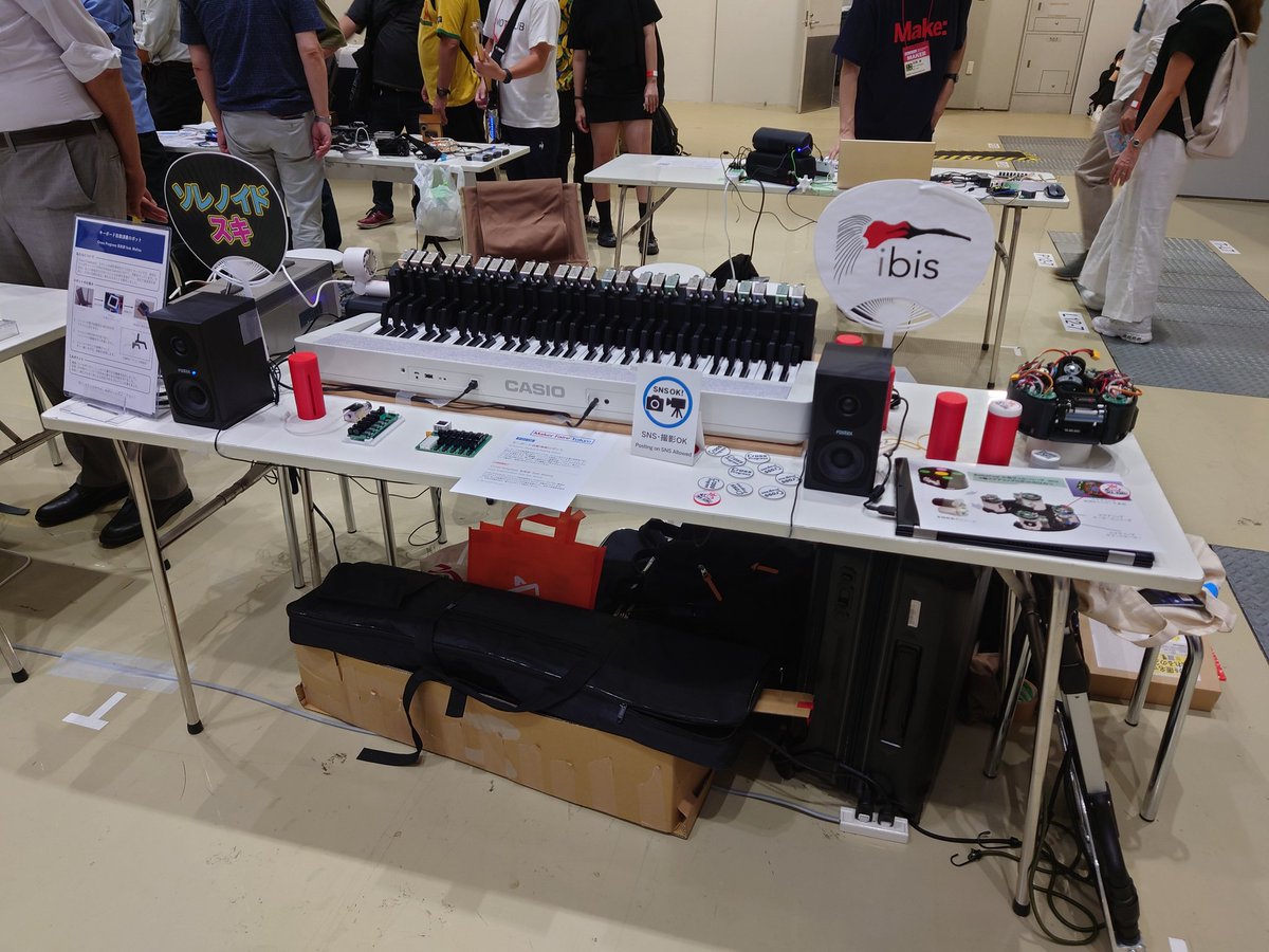 CrossProgress's tweet photo. 本日もキーボード自動演奏ロボットを実演しております！

同じスペースにて、RoboCup SSLのibis (@team_ibis) のロボットも展示しております。

会場入って右奥、F-01-06です。
是非お立ち寄りください！

#MFTokyo2025 https://t.co/Dd6Pb8Ljqa