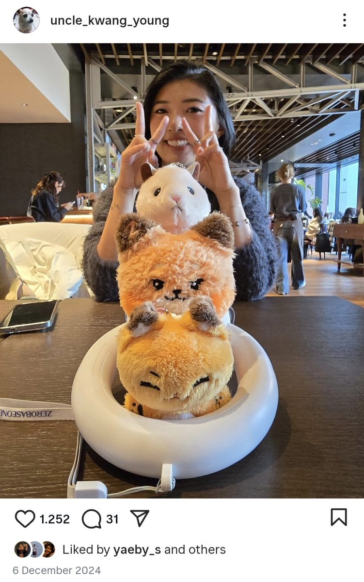 matthew's uncle put the jakkkungz keychain he got at the fancon in his car!! it's now between woowoo and ddungjjungie who were already there before 🐹🦊
it's so cute how he includes hanbin while showing his support for matthew, hanbin is so loved by matthew's family 🥹