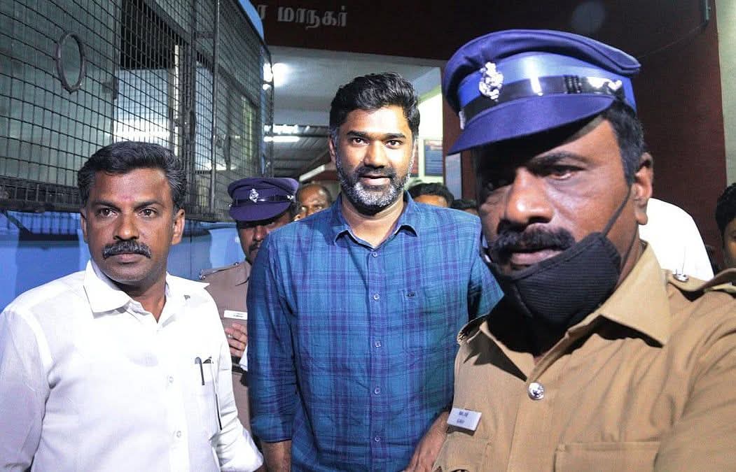 Rajiv_siait's tweet image. BREAKING 8:58 AM IST: DMK सरकार ने तमिलनाडु के यूट्यूबर हरिदास को गिरफ्तार किया, सिर्फ विजय जोसेफ रैली भगदड़ पर सवाल पूछने के लिए! जनता की आवाज़ को जेल में डाल दिया, राहुल गांधी और लिबरल्स मौन! #DMKExposed #SaveFreeSpeech #TamizhagaVikazh

Raise your voice bro @AdityaRajKaul