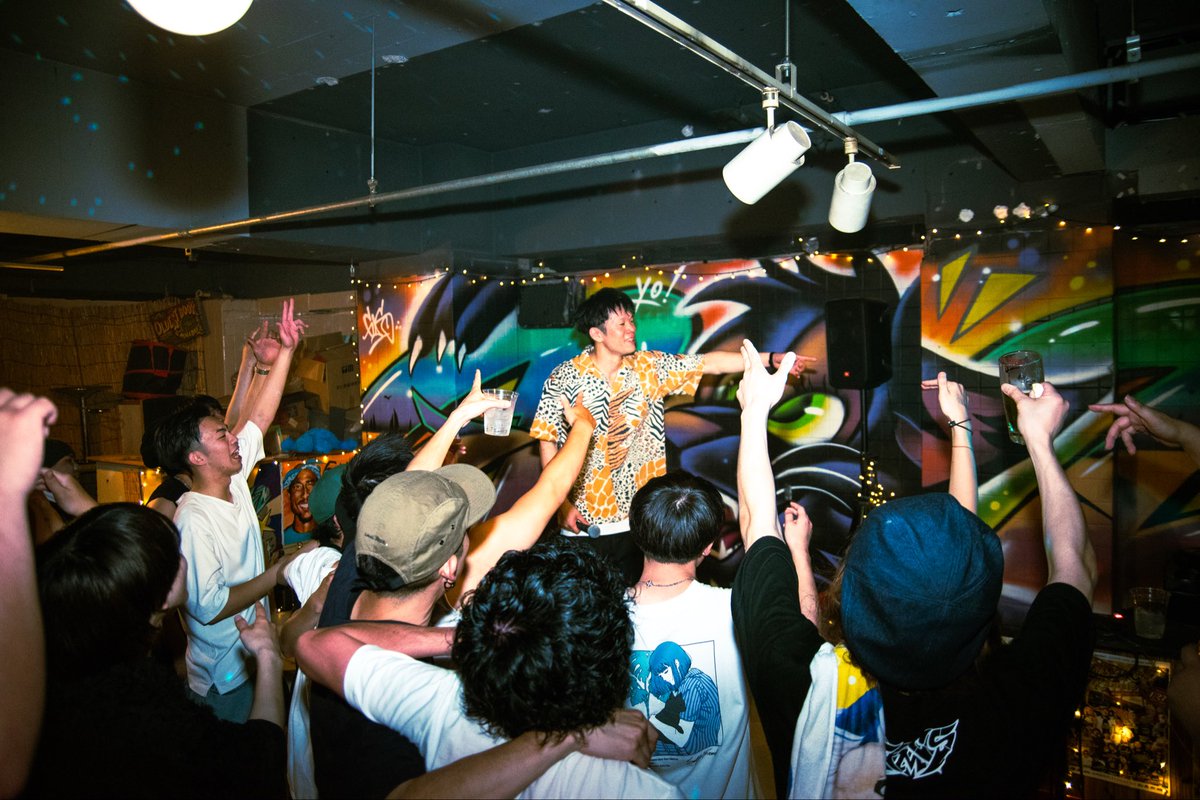 Hazime_Shisik's tweet photo. BUZZJACKCAFEで音響を整えたのはお客さんのためってのもあるけど、1番は出演者が気持ちよく歌えるため。
俺も様々な所でライブしてきて音響のせいにしたくないけど、リハが満足できなくて妥協したことがある。大阪の端にある小箱。でもできる限り気持ち良く歌ってもらいたい。そんな思いで店を作ってる https://t.co/2lhaThsueO