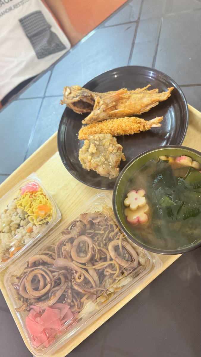 KBK1c's tweet photo. 子供がハマグリ食べたいと言い出したのでフラッと漁港飯。めちゃくちゃ酒のみたい…🍺 https://t.co/814pMzmGD8