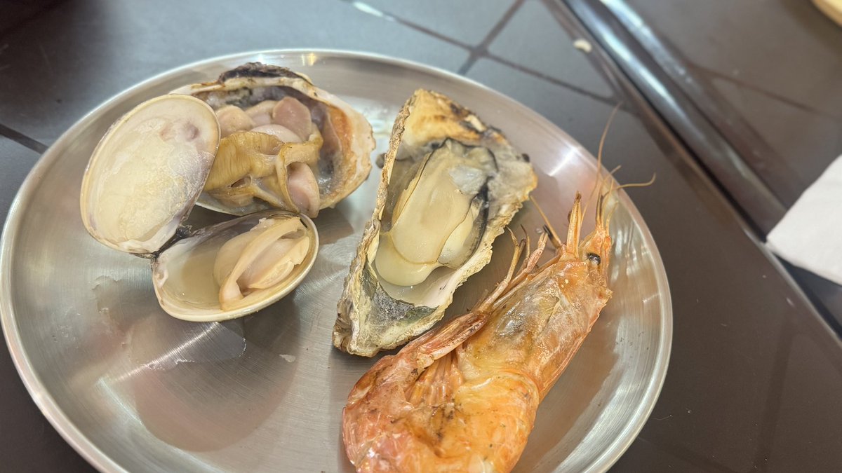 KBK1c's tweet photo. 子供がハマグリ食べたいと言い出したのでフラッと漁港飯。めちゃくちゃ酒のみたい…🍺 https://t.co/814pMzmGD8