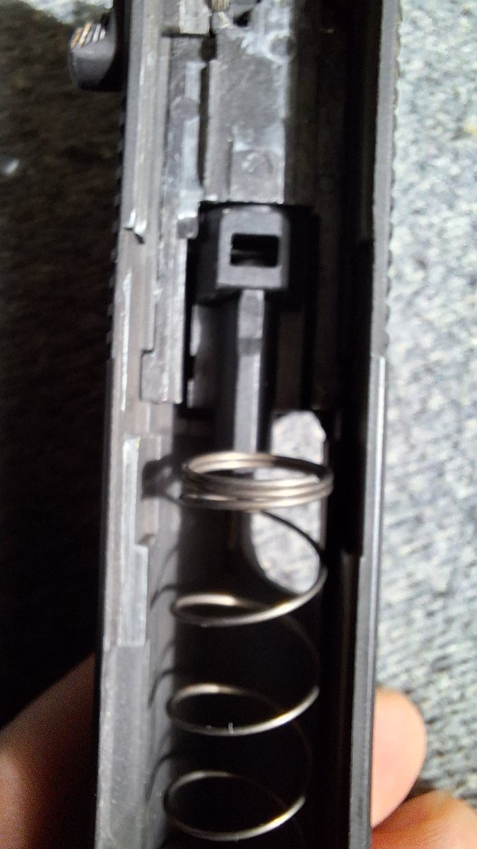 KSCがスチェッキンを出してくれるのはとても楽しみじゃてぇ…スチェッキンの問題は多分フルオートに耐える強度なんだよな～このマカロフみたいに以外とスライドが薄いからひび割れてしまうだろうし…マガジンもタンク入れにくい形でフロンでフルオート無理そうやな～とにかくスチェッキン何でもいいか 