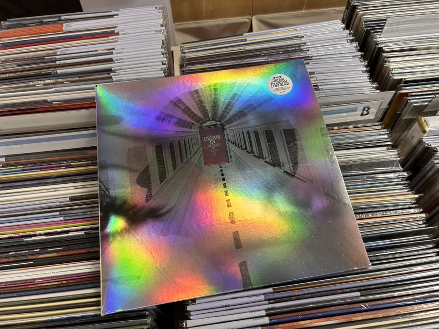 DAWA_FLAKE's tweet image. 貴重盤! ワールドリリースのデラックス盤!! ホイル&ダイカットジャケット&カラー盤。さらには回転するとアニメーションが現れるZOETROPE仕様のSLIPMATも付属!!
CORNELIUS / 夢中夢 -DREAM IN DREAM- (DELUXE EDITION) / LP flakerecords.com/search.php?pag…