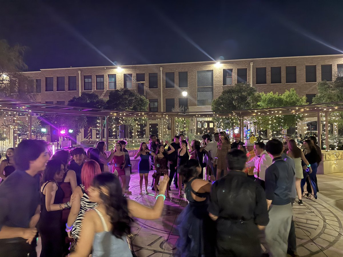 maribelruiz2015's tweet image. A perfect night in the Quad celebrating Austin 2025 Homecoming, filled with elegance, laughter, and legacy. 
#PanthersLevelUp @MartyTeran915 @bpallare @SamuelMari67458 @SarahVenegasEdD @mpazepzona