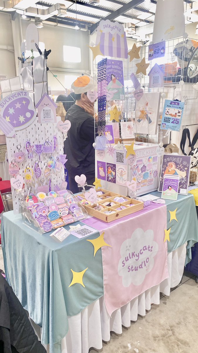 syahidahraya's tweet photo. [💗🔁] 

Hello! 
I am at Kirakira Art Market this Sunday until 8 PM 🌟

📍Chillax Sudirman, Jakarta
🎨 Table 62 

#KKAM #kirakiraartmarket https://t.co/gG2ADEMf0j