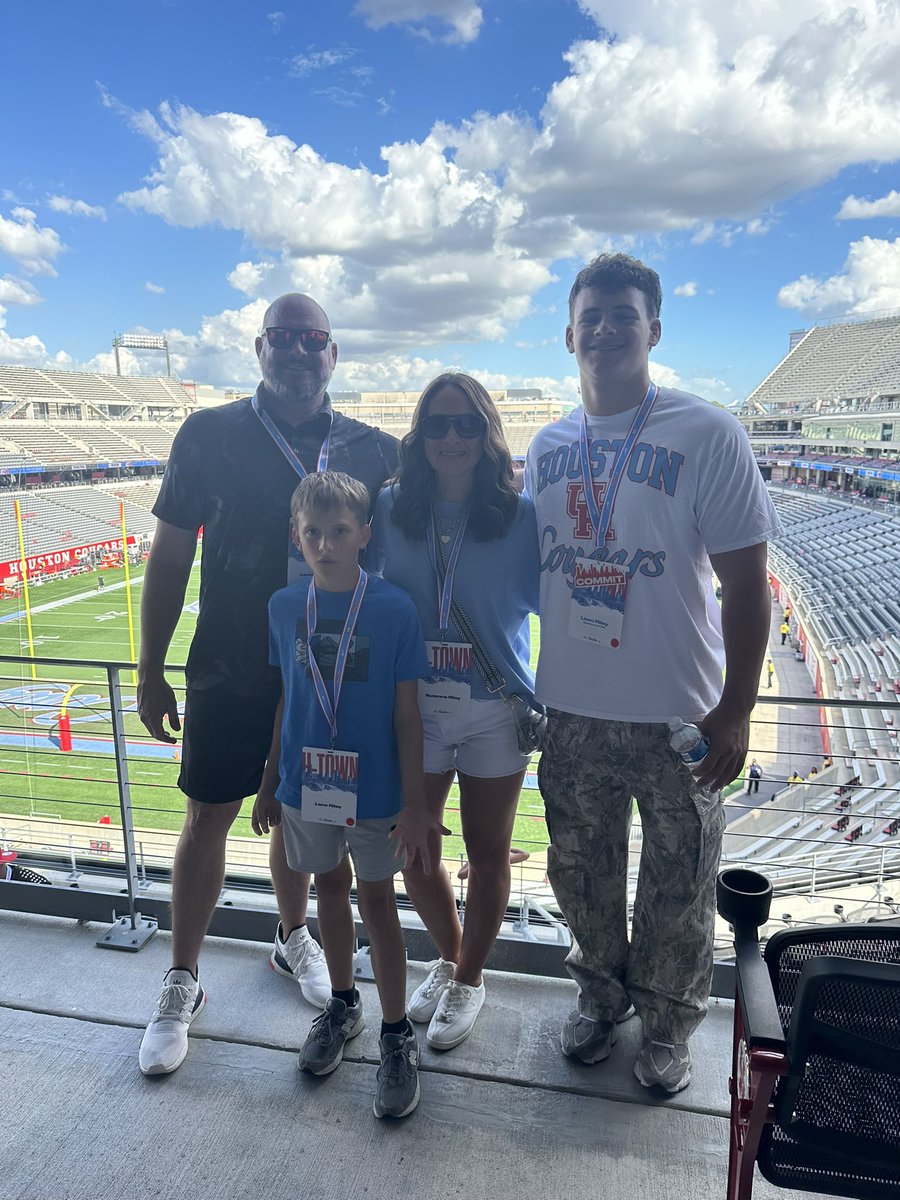 liam_riley08's tweet photo. Great to watch the Coogs play! Excited for the future! #GoCoogs #houston #CoogsHouse @JayGirdner @wesley_fritz @Jake_Pittman11 https://t.co/6dJKU6WSFv