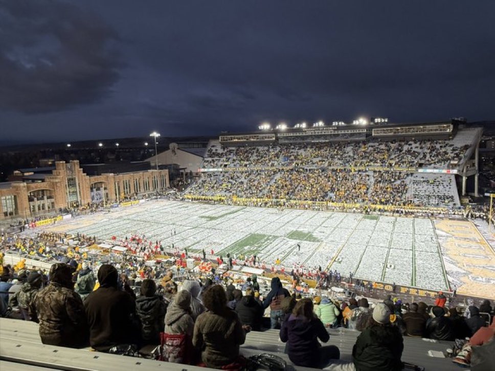CfbSelect's tweet image. Wow…first snow game of the season goes to Wyoming, to our knowledge!

📸 @GfedGoCrazy
