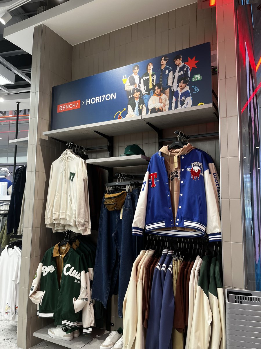 VinciTheDay's tweet photo. Makes my heart flutter so much! My babies you deserve this so much huhu Lezzgo HORIboys 🥹

LIVE AND SIGNED WITH HORI7ON

#BENCHxHORI7ONFanSignEvent
#HORI7ON #호라이즌
@HORI7ONofficial
@HORI7ON_twt 
@benchtm https://t.co/tMjG9Kas9B