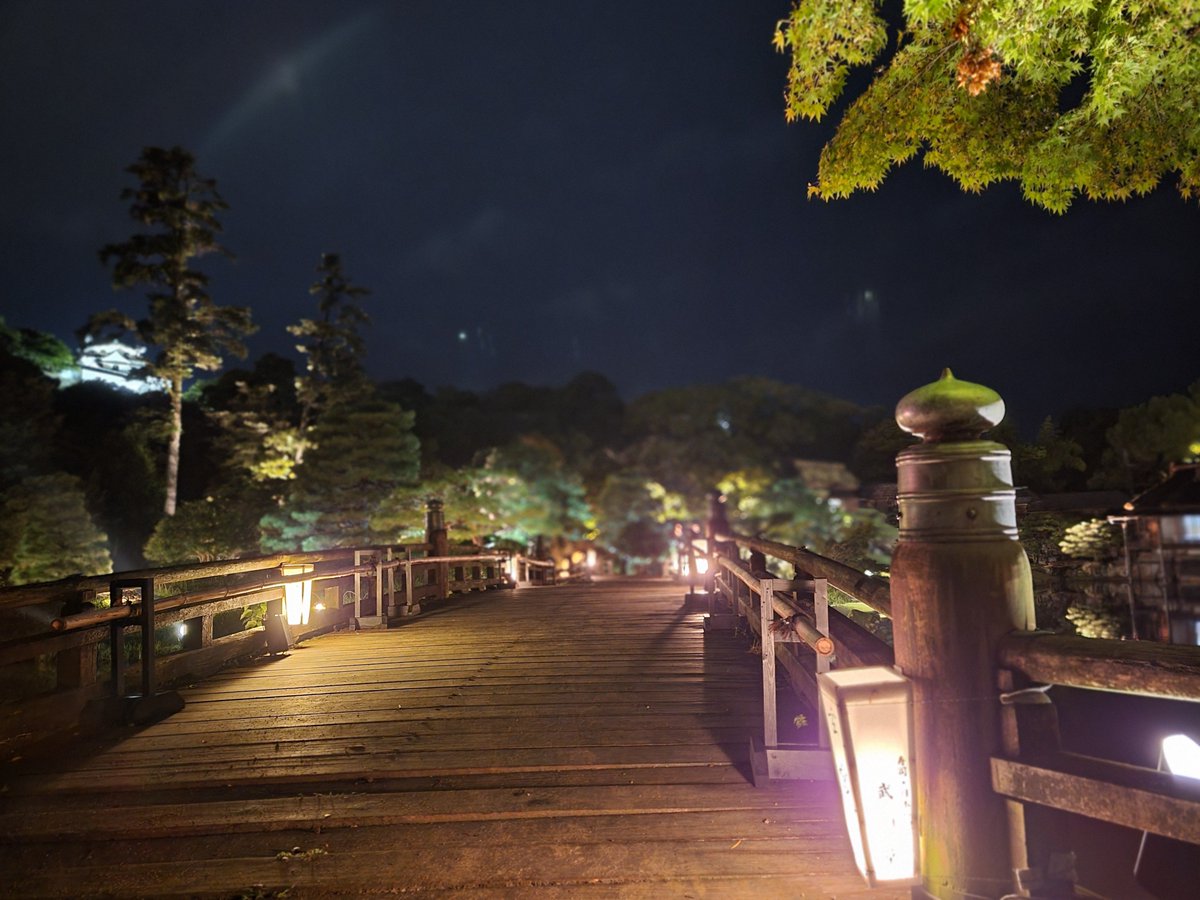hikoneshi's tweet photo. 本日（10月5日）、18時から彦根城玄宮園で、開催を予定しております「観月の夕べ～ムーンナイト～」も、雨の降る可能性が高いため、ライトアップを除く催し物（呈茶席、邦楽演奏、お月見コンサート）は中止とさせていただきます。
楽しみにされていた皆様におかれましては、誠に申し訳ございません。 https://t.co/FImB4vKVz3
