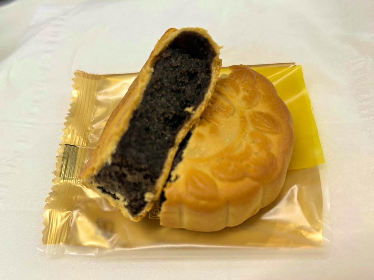 フライング月餅
重慶飯店の黒麻月餅です🥮
仕事中だけどちょっと風邪気味だから食べちゃうよ　黒い甘い美味い