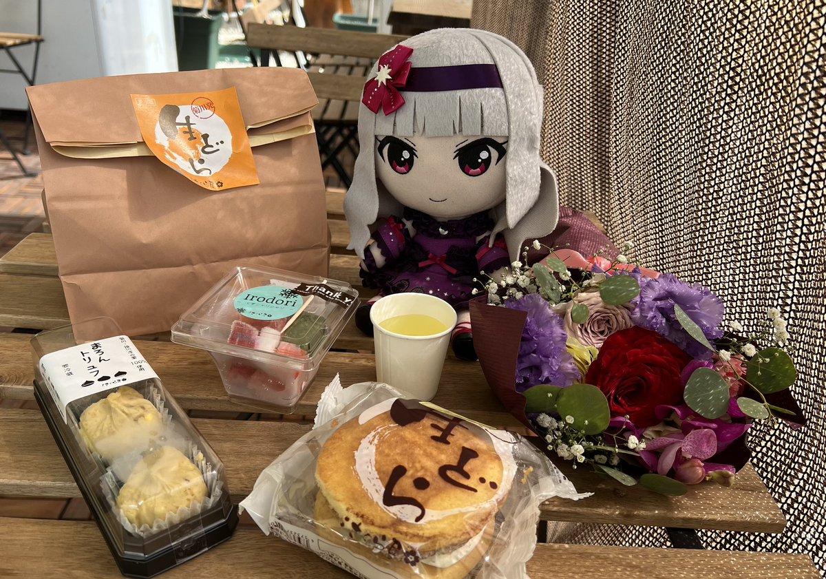 さくら屋さん！

買ったものが後で聴いたボイスで紹介されていたものと合ってた！貴音さんが選んだ生どらの種類はチーズケーキだったかー（私はチョコバナナ）
ここの栗きんとんは栗の風味が良かったです
#旅マス