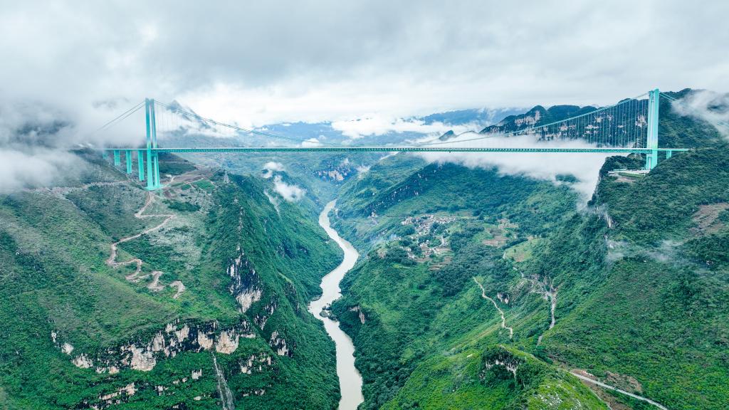 decadenavigator's tweet image. The Highest Bridge in the World Just Opened - China Builds World’s Tallest Bridge: Towers 9 Times Higher Than San Francisco's Golden Gate
facebook.com/photo?fbid=792…