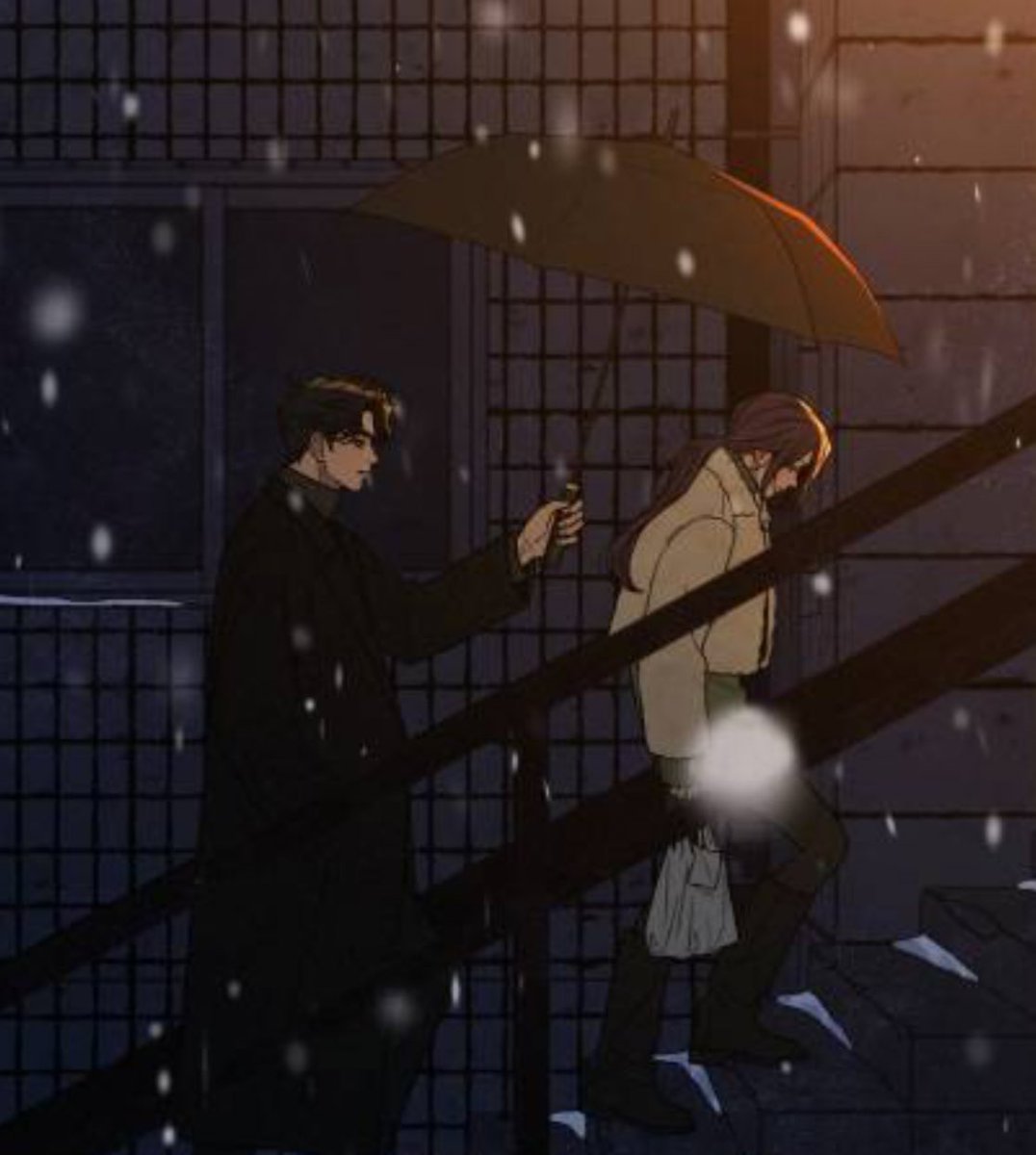 “ทำไมถึงหายไป…โดยไม่บอกอะไรเลย”

กลิ่นแอลกอฮอล์อวลคลุ้งในลมหายใจของเธอ ฤทธิ์ของมันคงเป็นตัวจุดชนวนให้ความรู้สึกที่อัดแน่นอยู่ในอกระเบิดออกมาอย่างห้ามไม่อยู่

ซูแอยังคงพร่ำเพ้อไปเรื่อย ๆ โดยที่ไม่รู้ตัวเลยว่ามีใครบางคนเดินตามอยู่ด้านหลัง

“ก็นะ, ถ้ารักกันจริงคงไม่ทำแบบนี้หรอก”