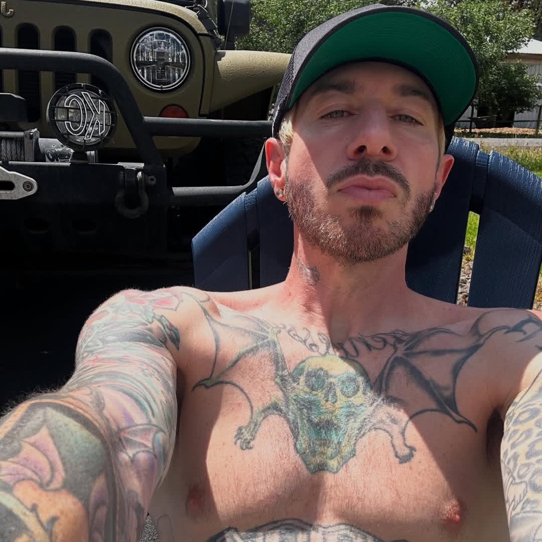 a7xhorizon's tweet photo. zacky vengeance selfies appreciation tweet https://t.co/W8FoBCbYqZ