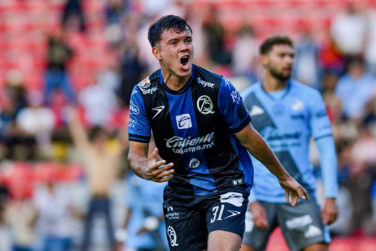 LigaBBVAMX's tweet photo. ¡Se pusieron Gallos! 🐓

El @Club_Queretaro le remontó de manera espectacular al Puebla con un doblete increíble. 🔥

El resumen completo ➡️ https://t.co/LOOt1ZnM6R https://t.co/nHUhGn6dmg