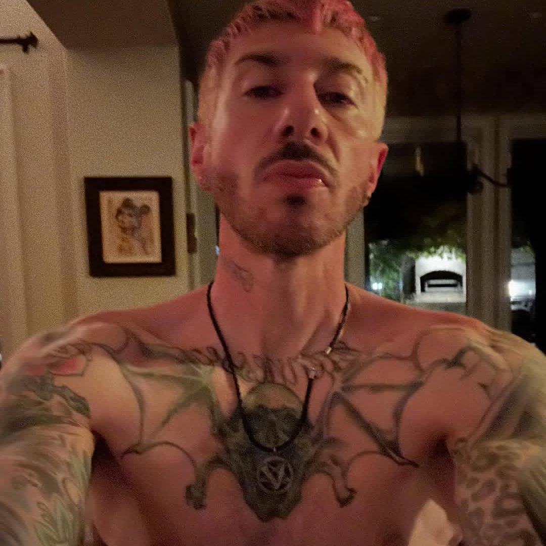 a7xhorizon's tweet photo. zacky vengeance selfies appreciation tweet https://t.co/W8FoBCbYqZ