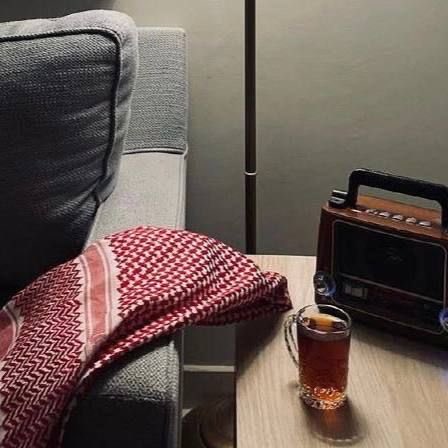 Q2Y22's tweet photo. ليت مابين كفيّ وكفّك كاسة شايّ . https://t.co/SbPASX3OzY