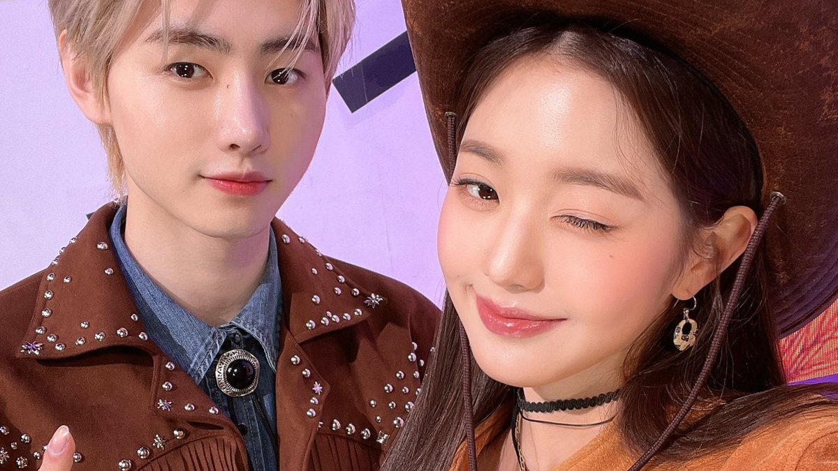 byabba_'s tweet image. 𝙽uevo día, nuevo momento de que esta semana de ꒰ 𝚖us𝐢𝕔 𝐛an𝑘 ꒱ comience con talentosos artistas y sus conductores de confianza aka #𝙼𝐢s𝕒 &amp;amp; #ℨe𝕣o 𓈒 🤠 ◌ ☆ quienes vienen con temática del viejo oeste ya que es temporada de disfraces loquitos y bonitos.