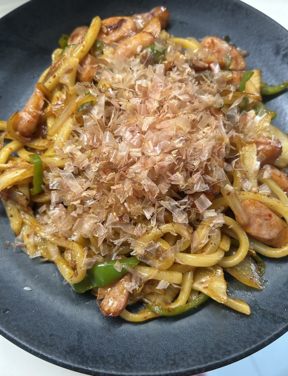 キムチ焼きうどん。マヨネーズかけると飛ぶ