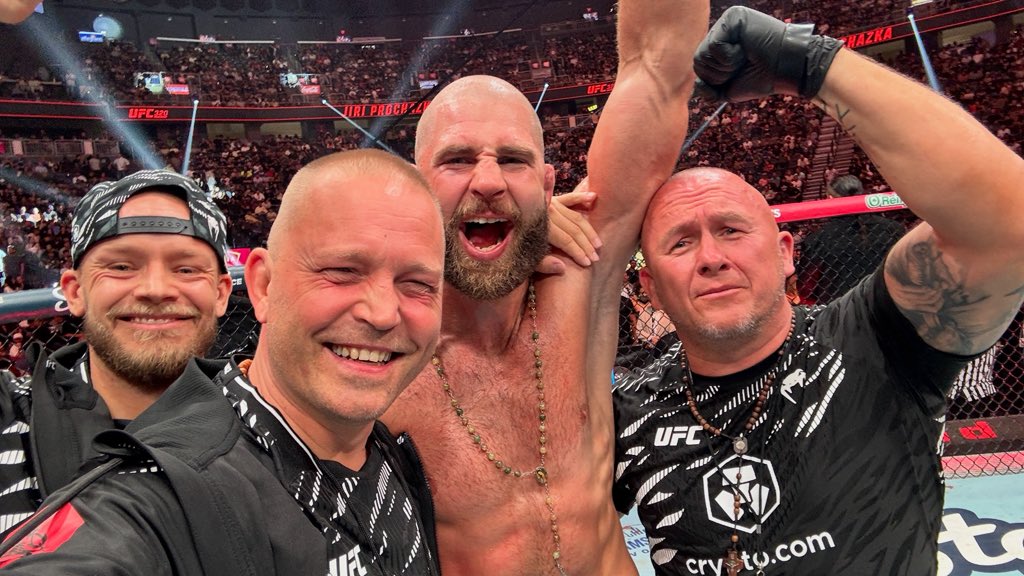MartinJetsaam's tweet photo. Je to taaaam!!!! Nejak to musime jeste vstrebat 😁
#ufc320 https://t.co/DmuiZL3tZt