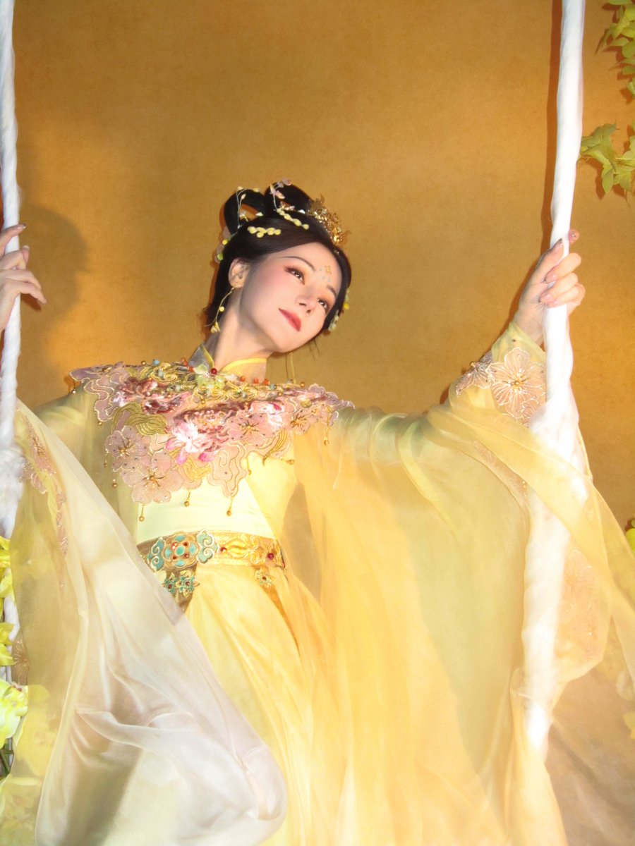 dear_alice88's tweet photo. #迪丽热巴 . This remembering me with her unaired drama #SagaOfLight which She shot few years ago. Chang Ee. Goddess of The Moon. Etheral My Baobei An Actress #Dilraba 👸🏻🌝🌜🌕🌛👸🏻🌸🌸🌸🌹🙏🤍🤍🤍🤍🤎🤎🤎 https://t.co/X8UOAUGTf1