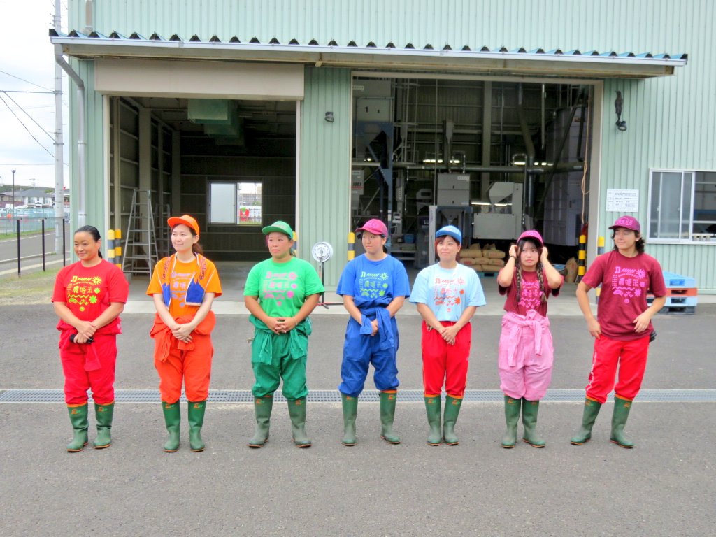 nobumichinoku's tweet image. どろんこ祭り！
稲刈り、楽しかった〜🌾🌾🌾
新米のおにぎり🍙、おいしかった〜。
＃SENJO
#ティーナ・カリーナ さん
#農姫米