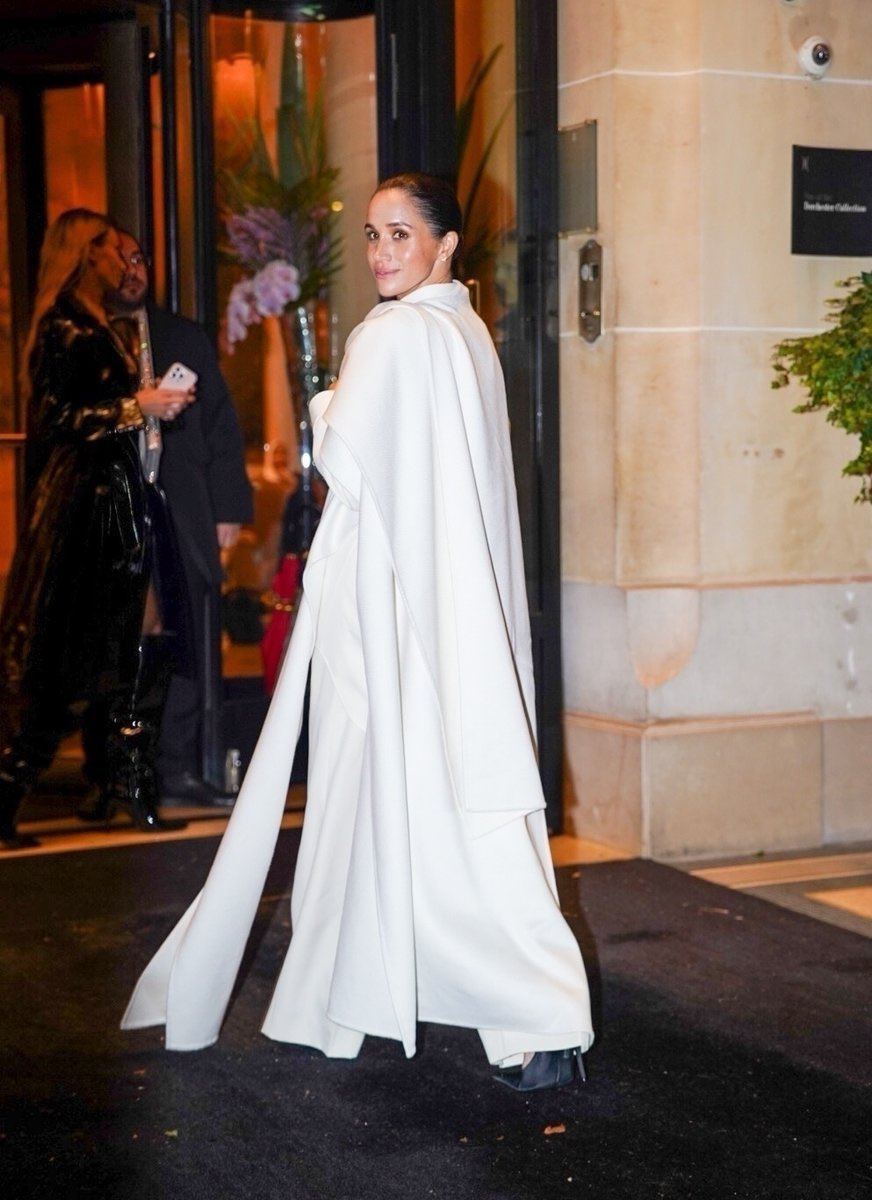 ReneAv1's tweet image. Princess Meghan, The Duchess of Sussex in Paris. #HighFashion🤍👸🏻🖤 #ClassicBeauty #Timeless