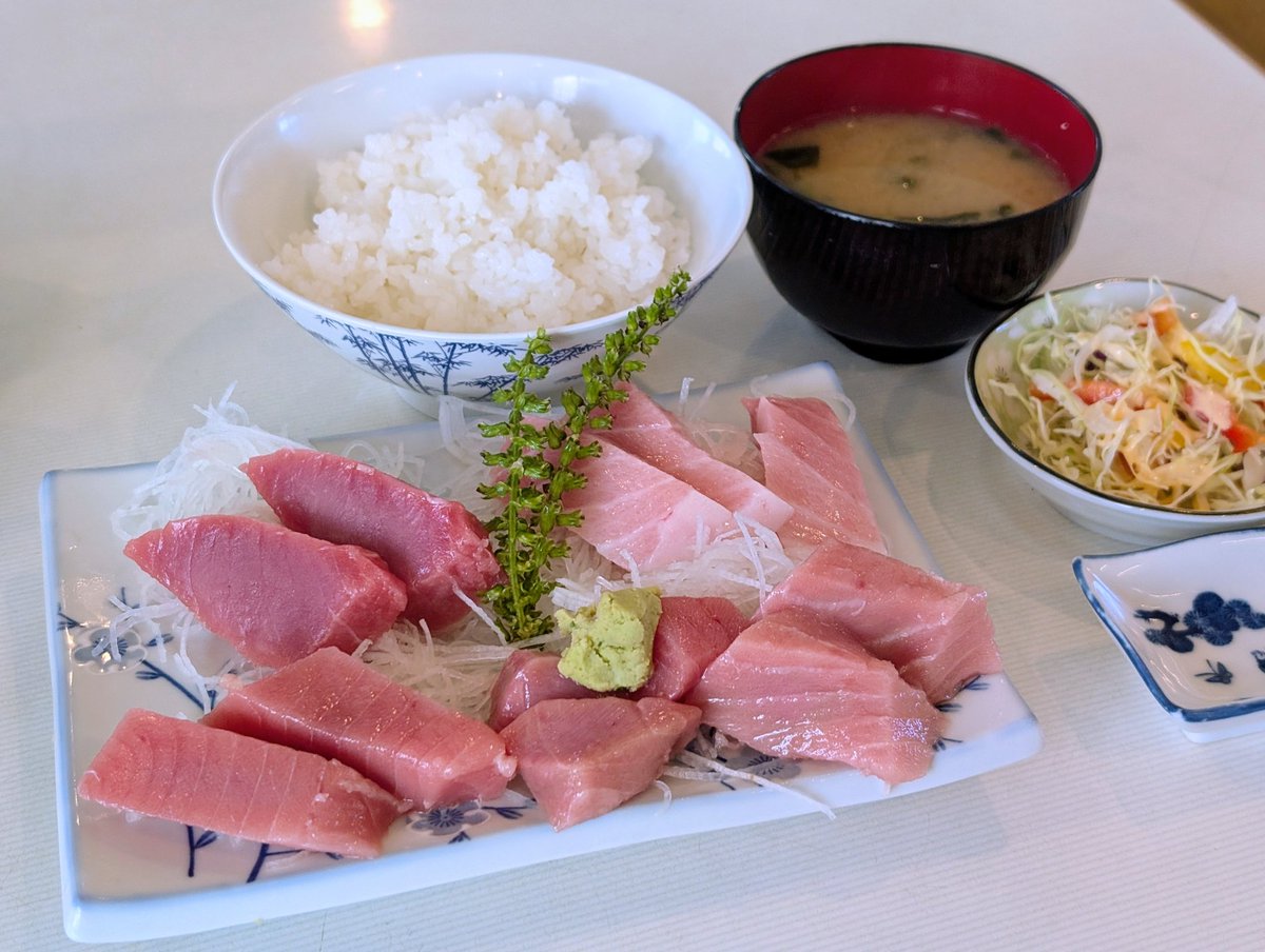 yukitter's tweet image. マグロの口だったので城ヶ島のカネアに行ったら人が山盛りのようだだったのでやめて、しぶき亭に行ったら、本マグロ大トロ定食がサービス価格ただったわ。旨かった。
#バイク #vtr1000f #ツーリング