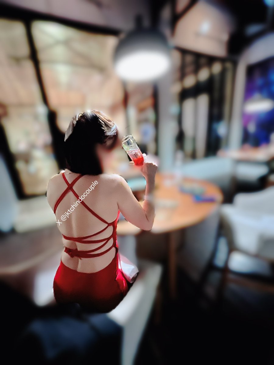 jktchindocouple's tweet photo. Kira kira baju gini enaknya dibuka pelan pelan apa mode bar bar? https://t.co/nmZltuK4Jw