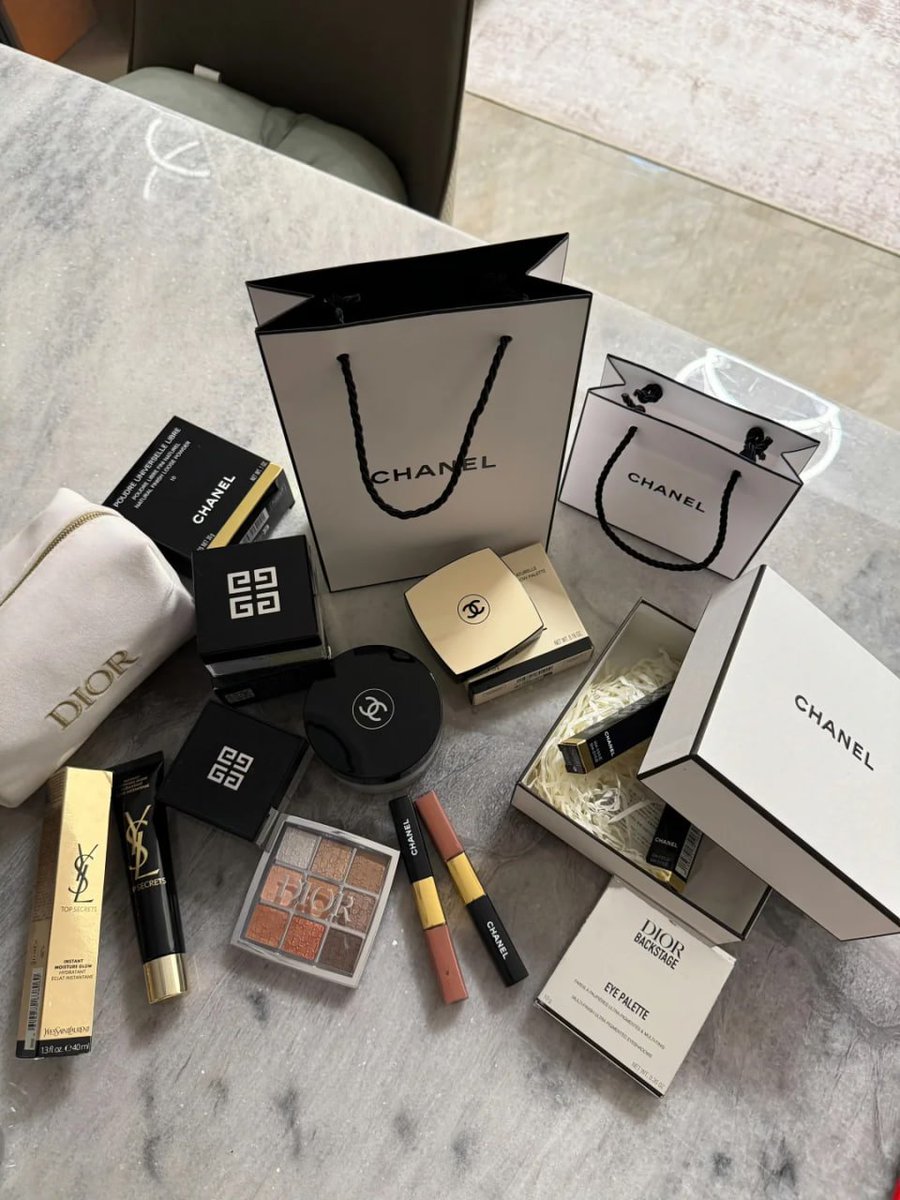 marialife2323's tweet image. Guess what I picked up today while shopping! 💄✨ A wonderful collection of makeup, lipstick, and cosmetics to enhance my beauty. 🛍💖 Feeling excited to try them out! #BeautyFinds #MakeupAddict #SelfCare #ShoppingHaul #GlamUpgrade #KashPatel #BillyNapier #USA