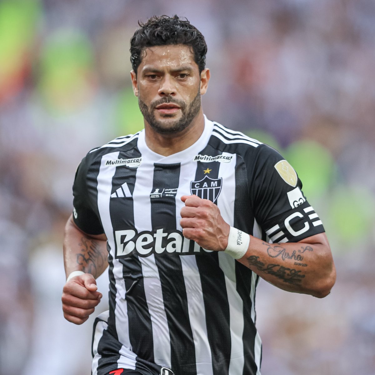 R$ 1,8 milhão por mês pra não decidir um jogo. O último gol feito com bola rolando no brasileirão tem mais de um ano. Nunca é cobrado, mas sempre vai pra câmeras se vitimizar e dizer que é perseguido pela arbitragem.