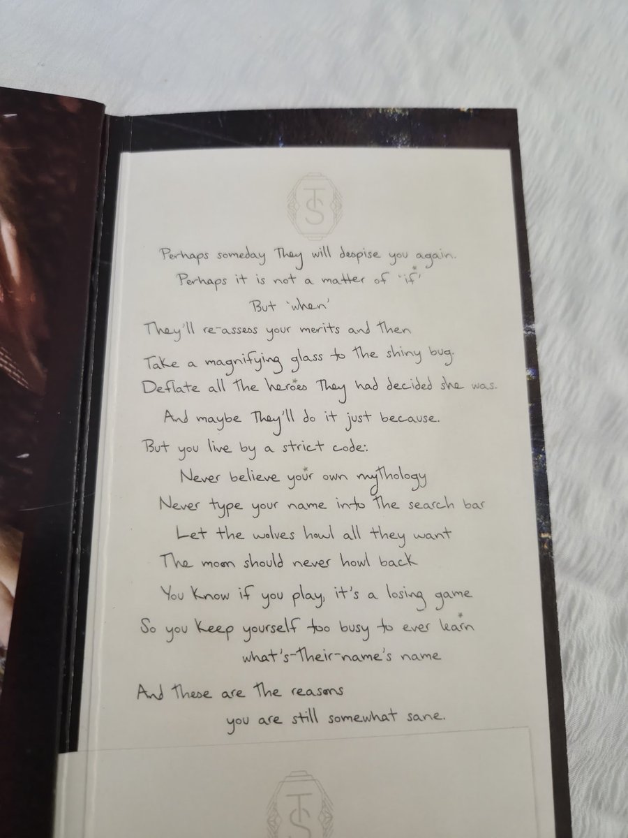 reesvnne's tweet photo. @Jeremy715497107 @taylorswift13 does yours have a letter on the inside? with small stars above some of the letters? https://t.co/7Ub11ahun4