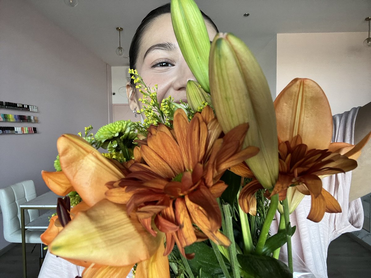 Sturrubiate's tweet photo. Me trajeron flores de sorpresa por el estreno del nuevo disco de Taylor 🥹🧡 never end up anything but mine ❤️‍🔥 https://t.co/a1dKSAovet